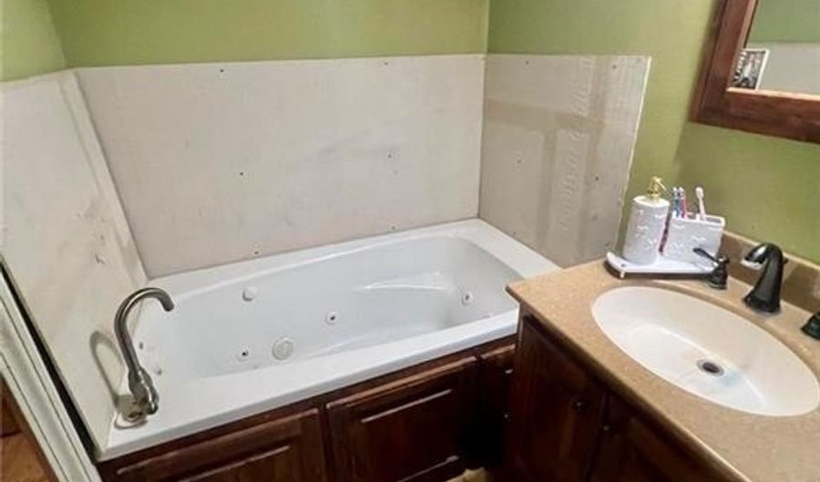 8536 SE 72nd St, Baxter Springs, KS 66713 - 2 Beds, 1 Bath