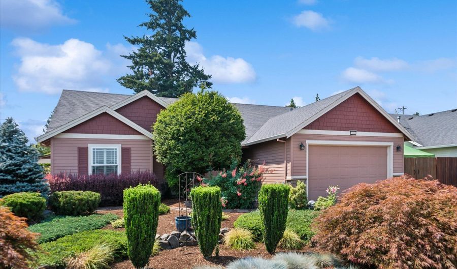 20967 YUKON St, Aurora, OR 97002 - 3 Beds, 2 Bath