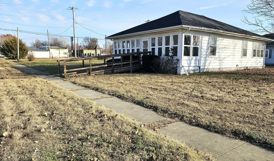 145 W 19TH St, Baxter Springs, KS 66713 - 3 Beds, 1 Bath