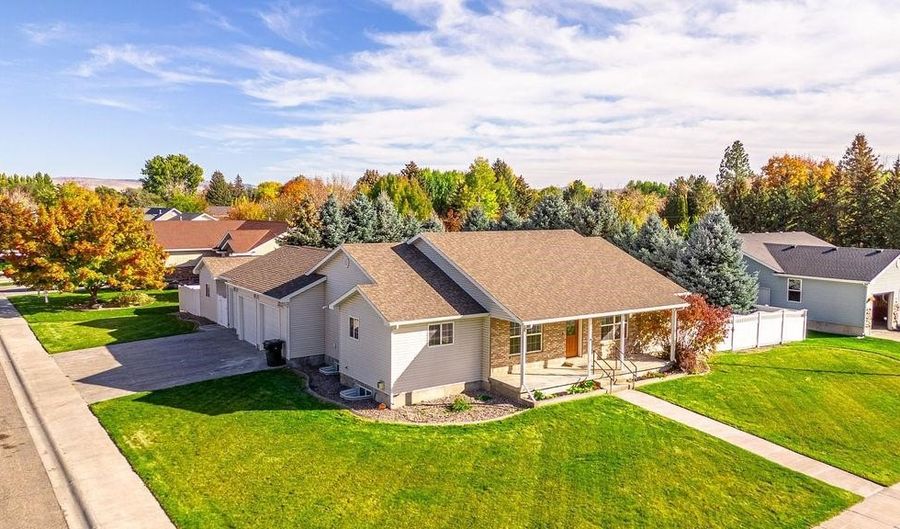 100 Centennial Dr, Blackfoot, ID 83221 - 6 Beds, 4 Bath