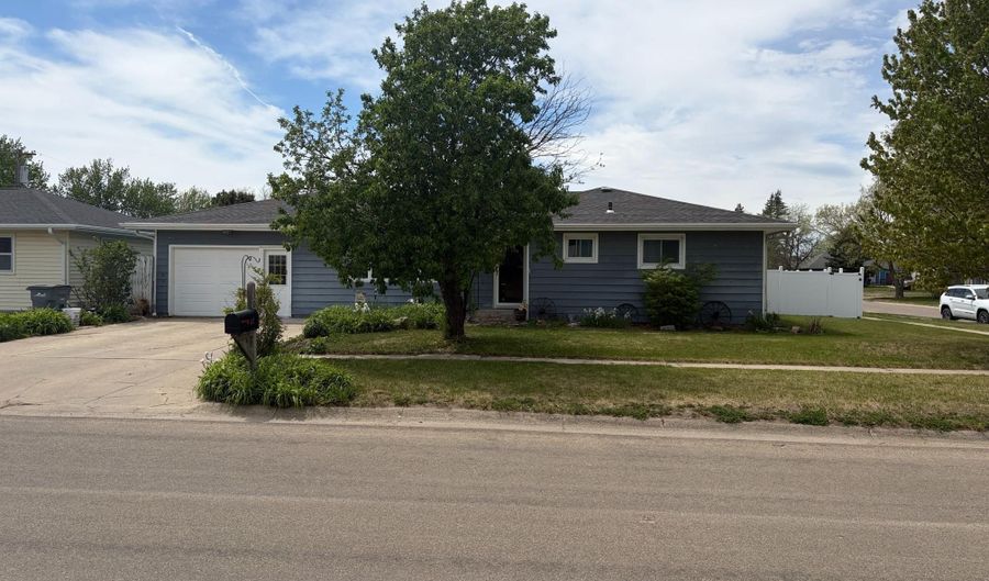 107 S Harrington, Ainsworth, NE 69210 - 3 Beds, 2 Bath