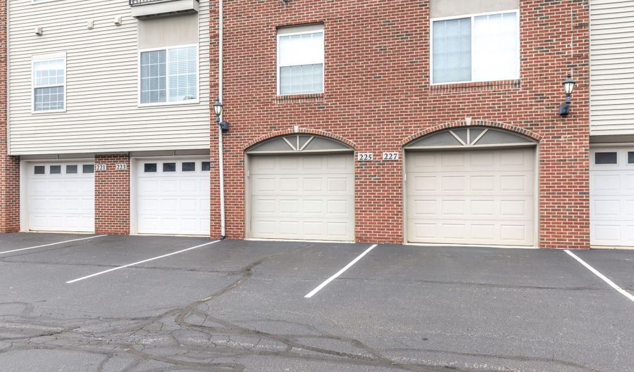 225 W Oakbrook Dr, Ann Arbor, MI 48103 - 2 Beds, 3 Bath