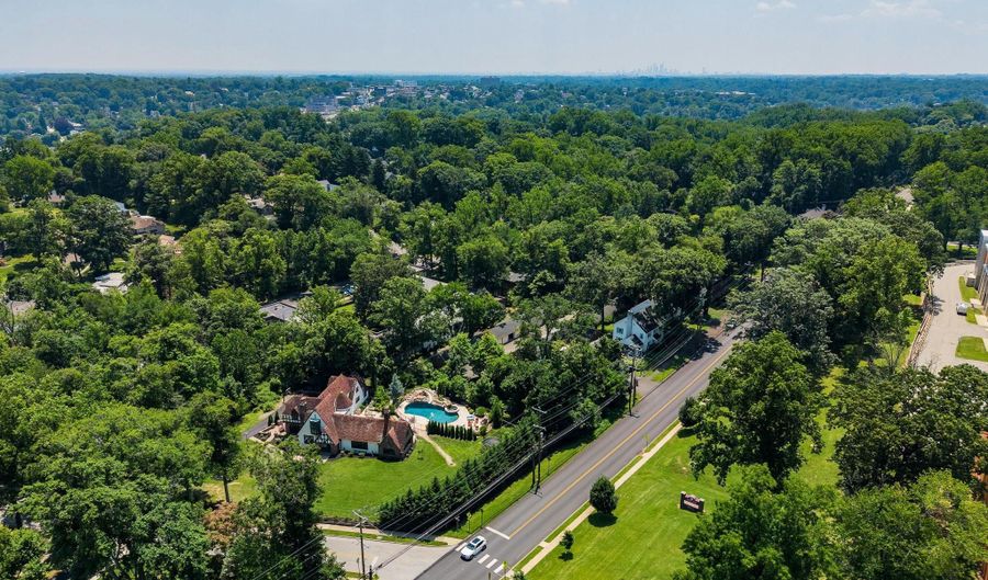 1952 CANTERBURY Rd, Abington, PA 19001 - 5 Beds, 5 Bath