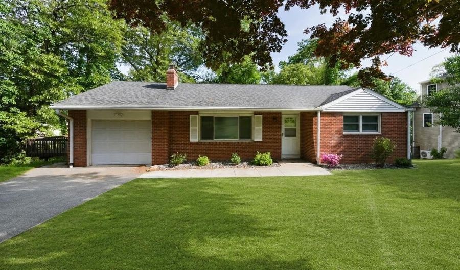 24 Ridge Rd, Cromwell, CT 06416 - 3 Beds, 2 Bath