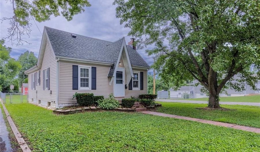 3660 Western Ave, Alton, IL 62002 - 2 Beds, 1 Bath