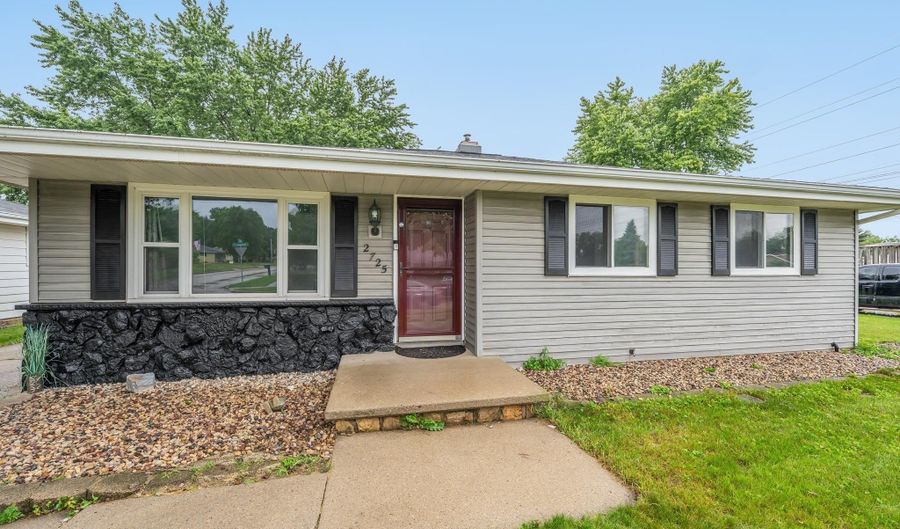 2725 S JACKSON St, Appleton, WI 54915 - 3 Beds, 1 Bath