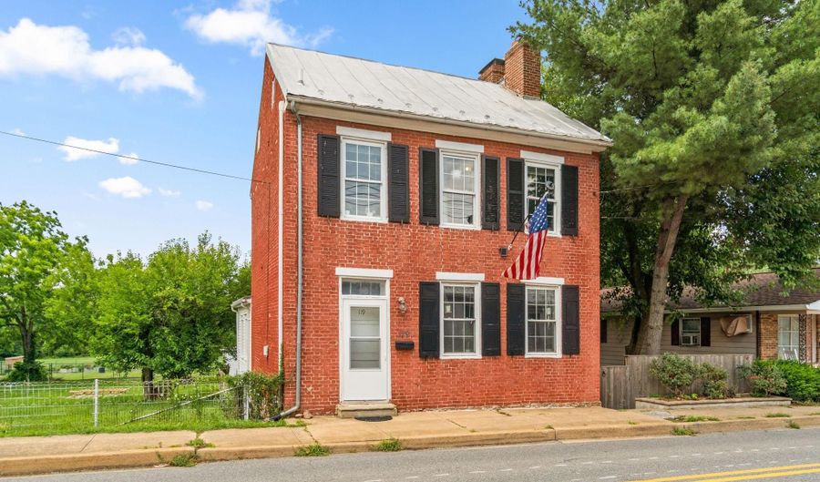 119 POTOMAC St, Boonsboro, MD 21713 - 2 Beds, 1 Bath