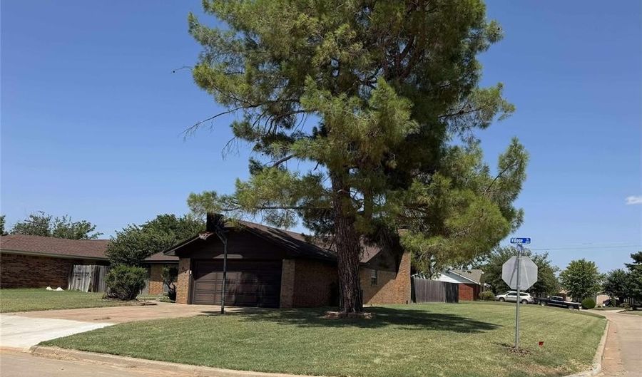 812 Village Dr, Altus, OK 73521 - 3 Beds, 2 Bath