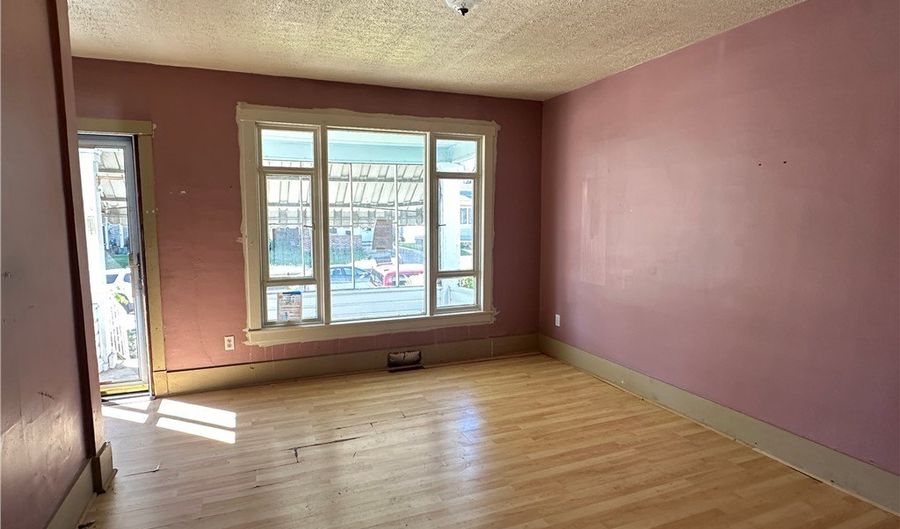 136 Maplewood Ave, Ambridge, PA 15003 - 2 Beds, 1 Bath