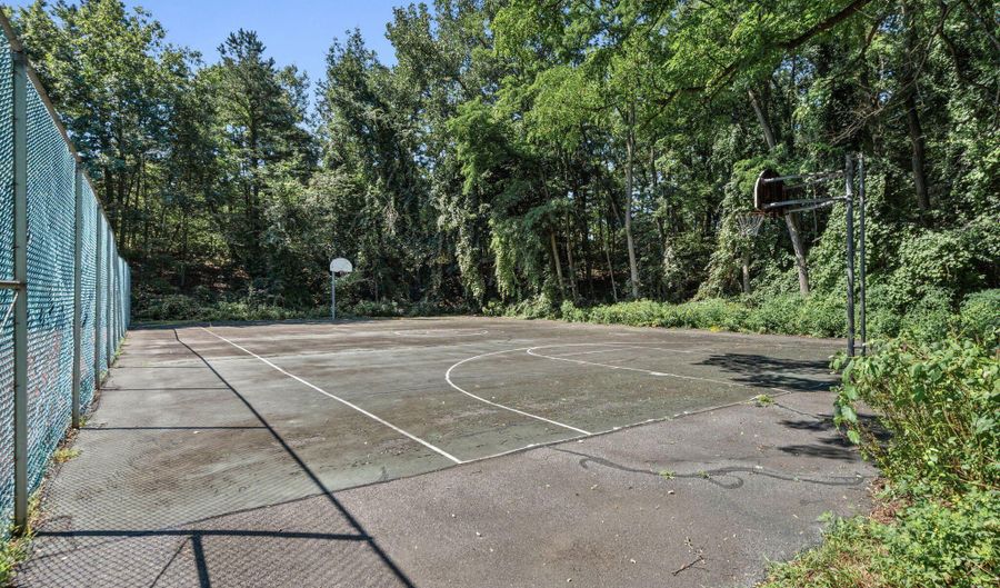 137 Point Of Woods Dr, Albany, NY 12203 - 3 Beds, 3 Bath