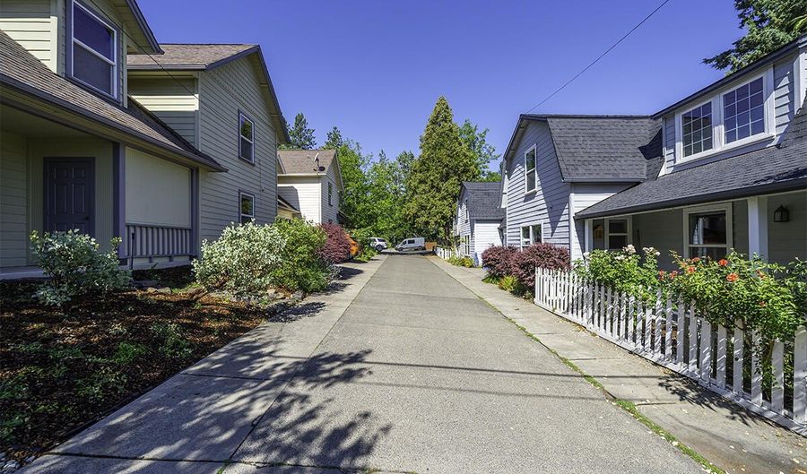 923 Bellview Ave 1, Ashland, OR 97520 - 4 Beds, 2 Bath