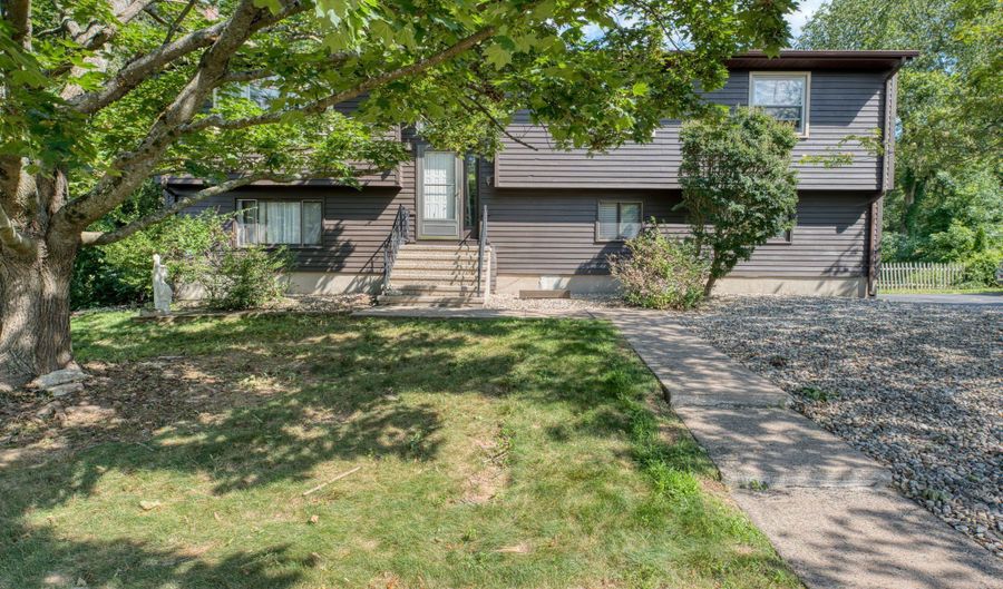 58 Towne Dr, Berlin, CT 06037 - 2 Beds, 3 Bath