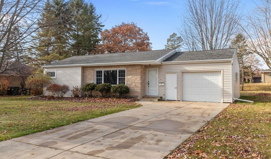 815 SUNSET Ave, Algoma, WI 54201 - 2 Beds, 1 Bath