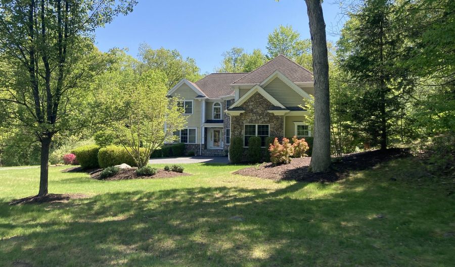 15 Logging Trail Ln, Brookfield, CT 06804 - 4 Beds, 5 Bath