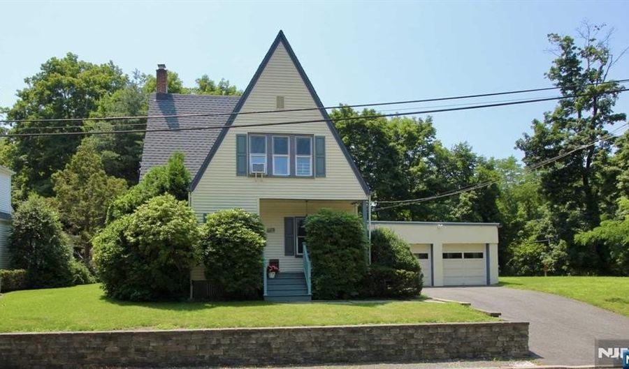 6 Cottage Pl, Allendale, NJ 07401 - 3 Beds, 1 Bath