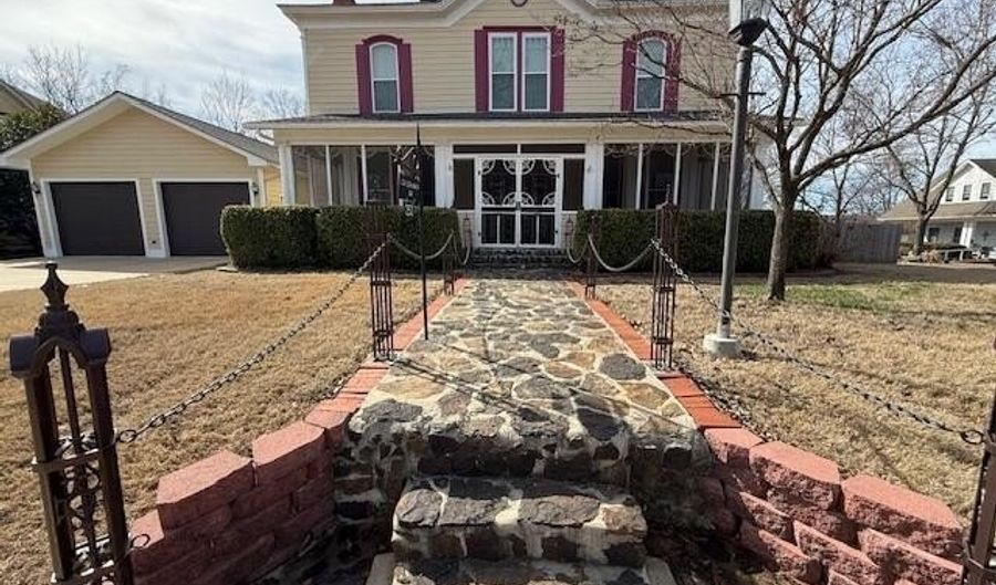 253 N 8th St, Batesville, AR 72501 - 3 Beds, 3 Bath