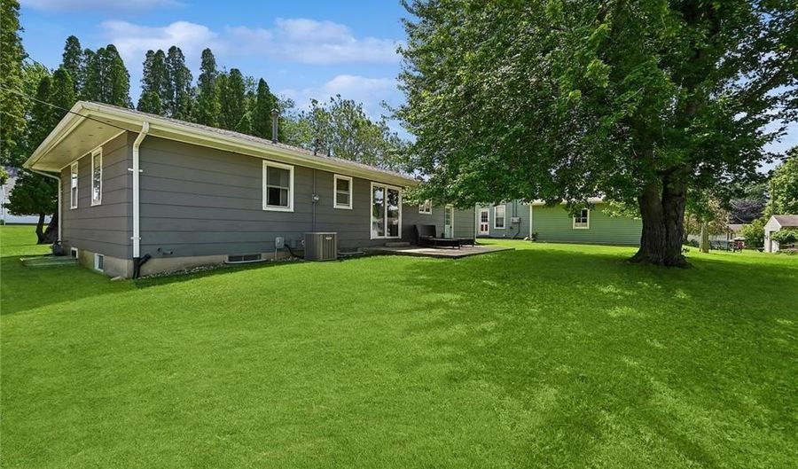 300 S Oak St, Anamosa, IA 52205 - 3 Beds, 2 Bath
