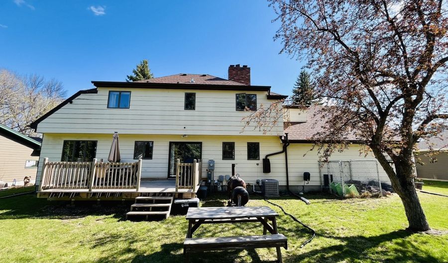 407 NE 17th Ave, Aberdeen, SD 57401 - 5 Beds, 4 Bath