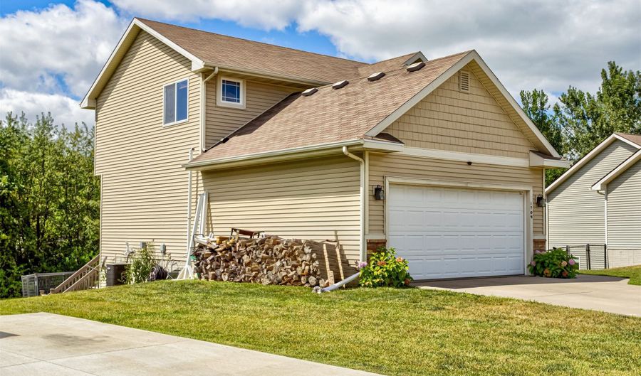 1704 31st Ave SW, Altoona, IA 50009 - 3 Beds, 4 Bath