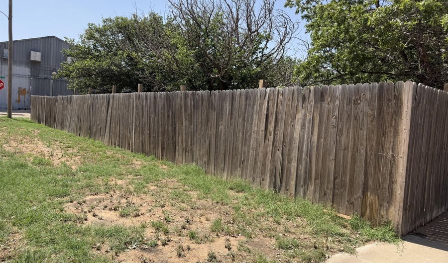 106 E 14th St, Abernathy, TX 79311 - 4 Beds, 2 Bath