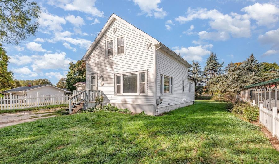112 Windsor St, Alma, MI 48801 - 3 Beds, 1 Bath