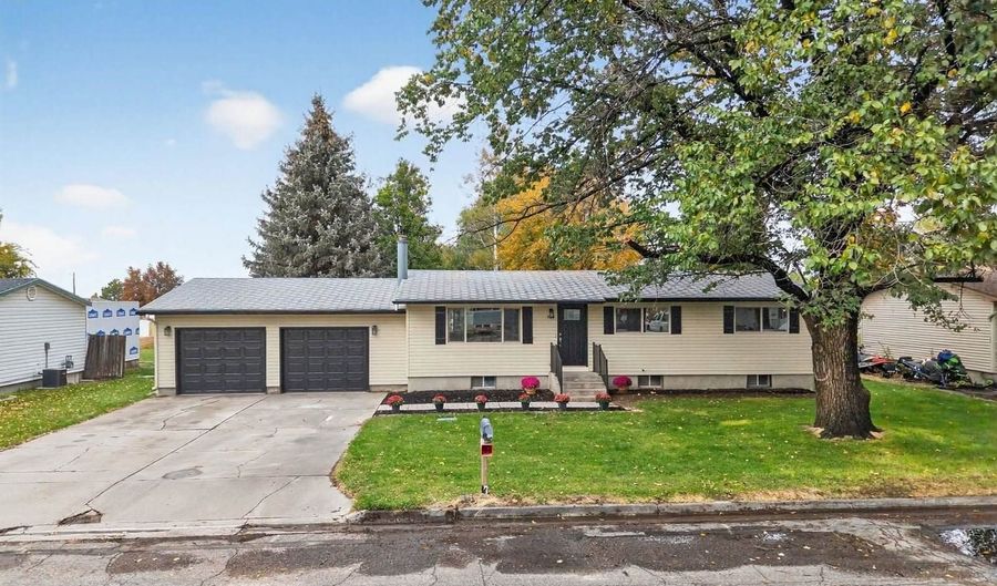 325 Washington St, American Falls, ID 83211 - 5 Beds, 2 Bath