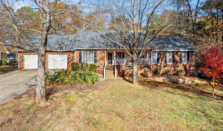 237 Royal Oaks Dr, Anderson, SC 29625 - 3 Beds, 3 Bath