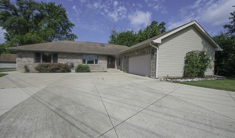 422 Beverly Ave, Addison, IL 60101 - 4 Beds, 2 Bath