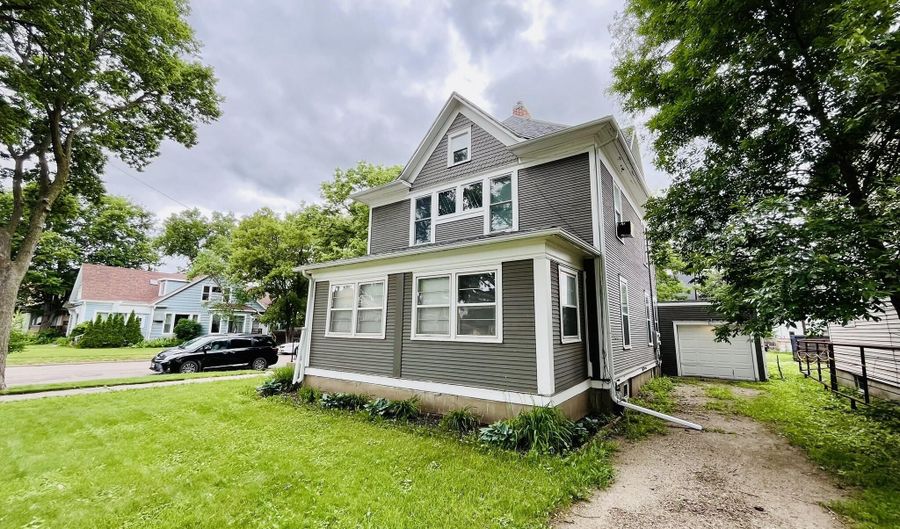 725 S Lincoln St, Aberdeen, SD 57401 - 3 Beds, 2 Bath