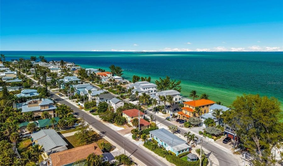 912 N SHORE Dr, Anna Maria, FL 34216 - 2 Beds, 2 Bath