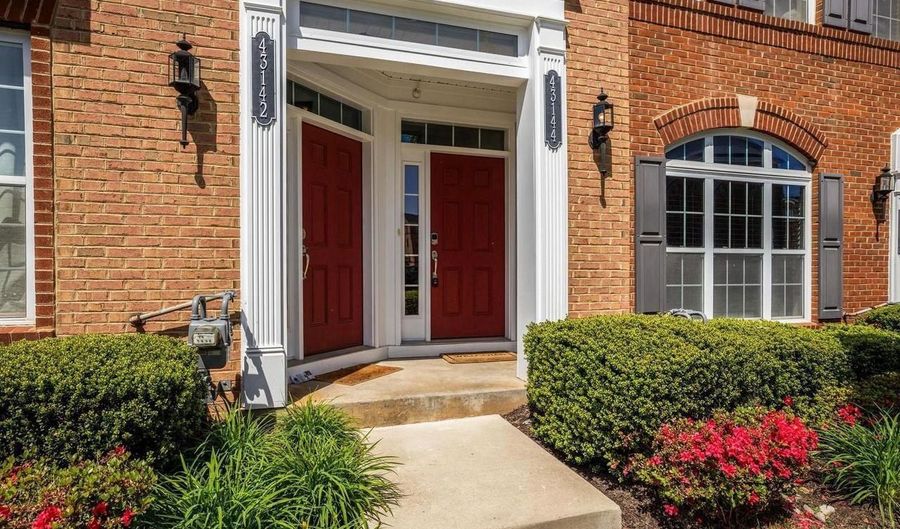 43144 THOROUGHFARE GAP Ter, Ashburn, VA 20148 - 3 Beds, 3 Bath