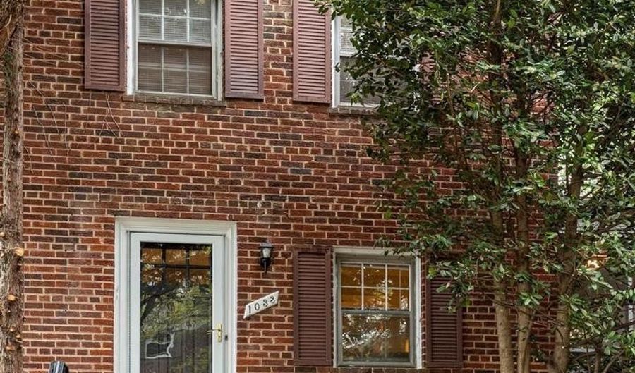 1033 N MONROE St, Arlington, VA 22201 - 2 Beds, 2 Bath