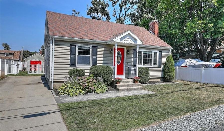 9 Norman St, Cumberland, RI 02864 - 3 Beds, 2 Bath
