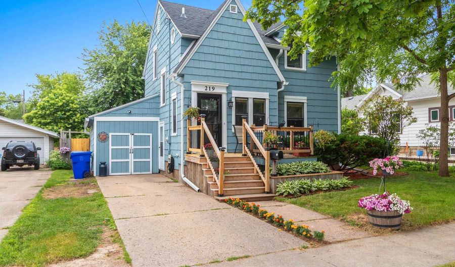 219 E HANCOCK St, Appleton, WI 54911 - 3 Beds, 2 Bath