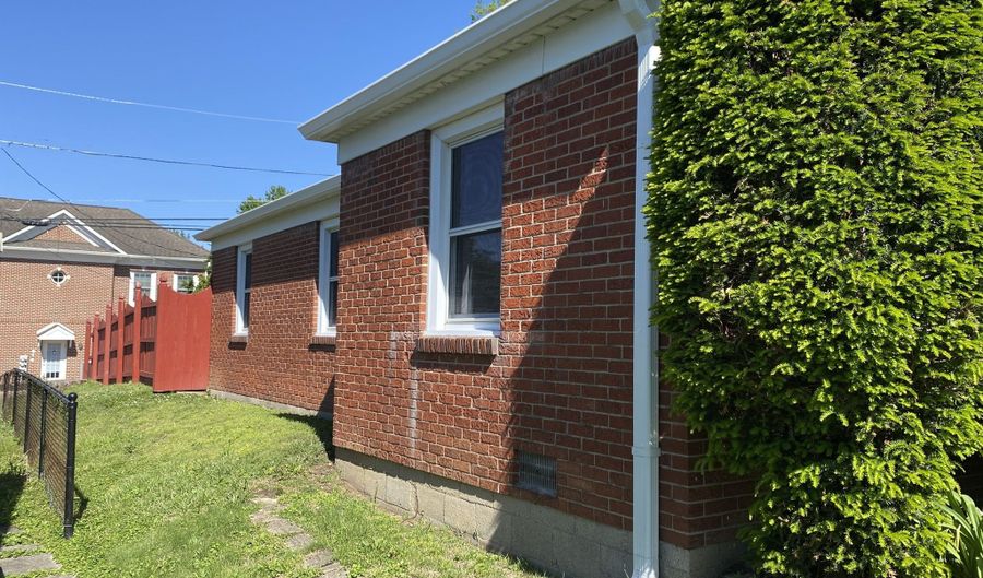 611 Chestnut St, Anderson, IN 46012 - 3 Beds, 1 Bath