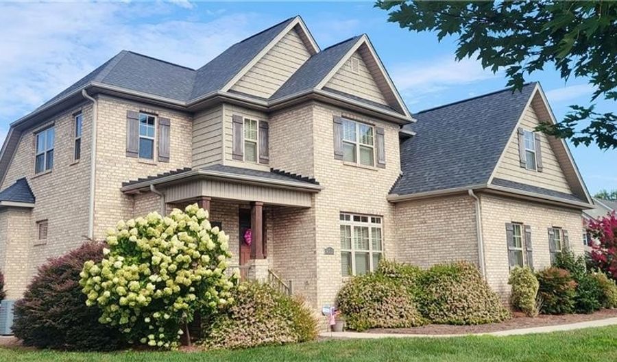 153 Caudle Meadows Dr, Advance, NC 27006 - 4 Beds, 4 Bath