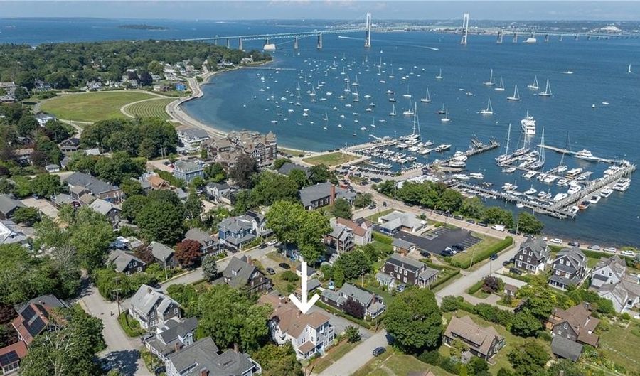 20 Lincoln St, Jamestown, RI 02835 - 8 Beds, 9 Bath