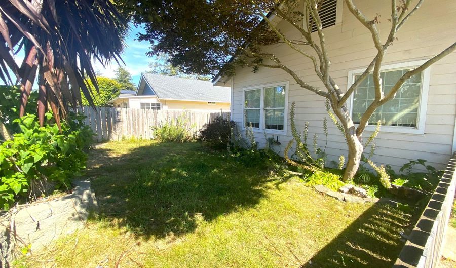 543 SPRUCE St, Brookings, OR 97415 - 2 Beds, 1 Bath