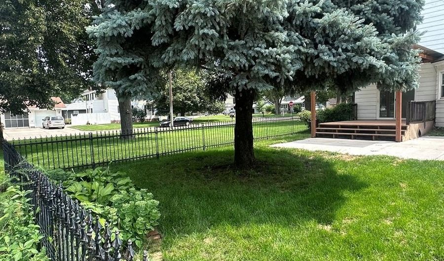 1207 8th St, Aurora, NE 68818 - 4 Beds, 1 Bath