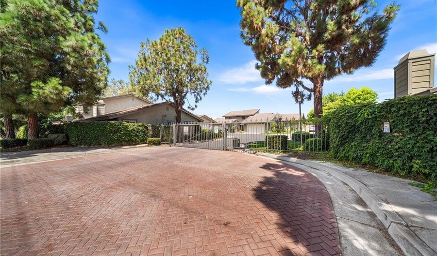 211 E Ponderosa Ln 10, Anaheim, CA 92802 - 2 Beds, 2 Bath