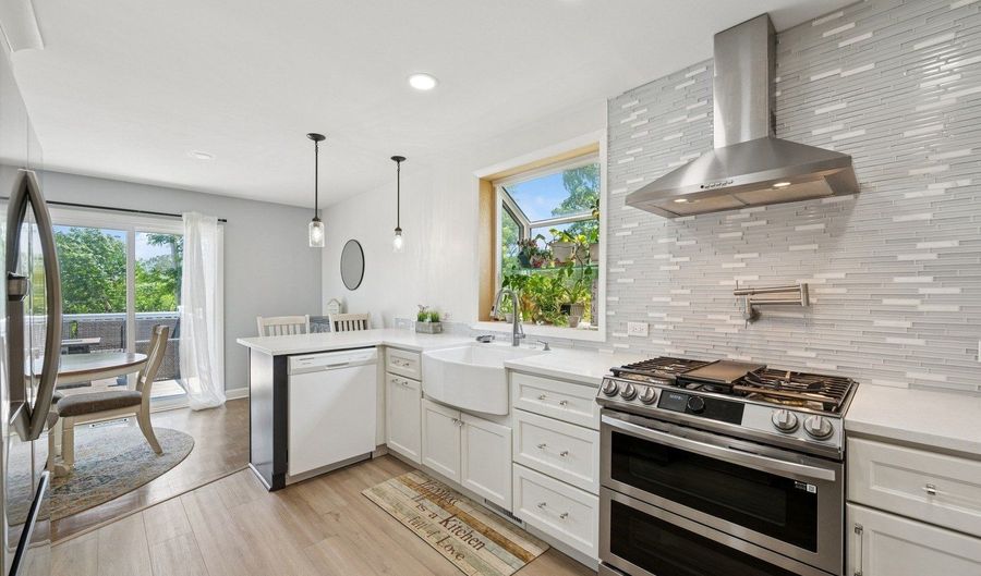 202 W Tanglewood Dr, Arlington Heights, IL 60004 - 3 Beds, 2 Bath
