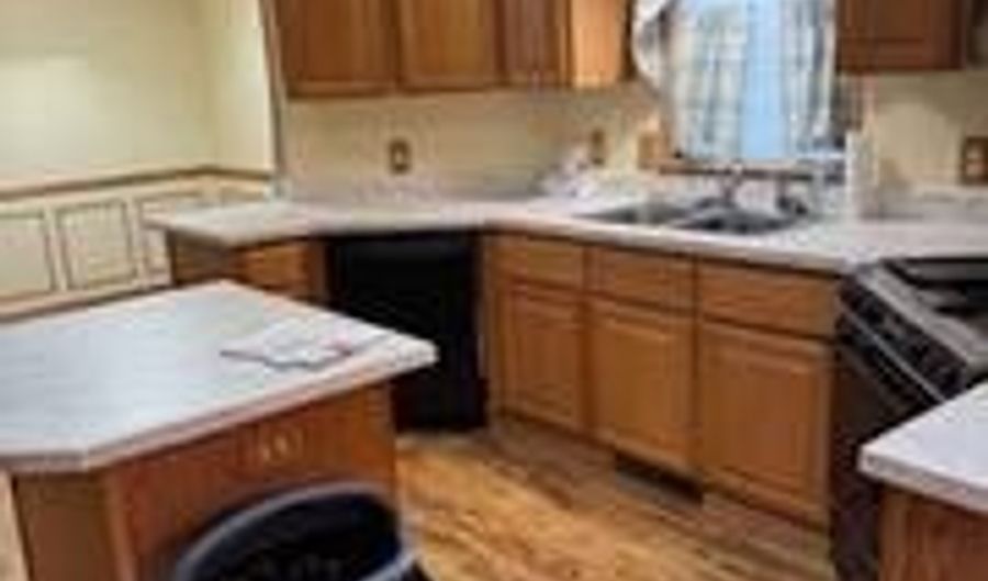 9 Valley Rd, Douglas, WY 82633 - 3 Beds, 2 Bath
