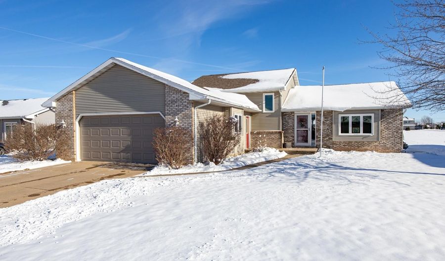 3200 S HUCKLEBERRY Ln, Appleton, WI 54915 - 4 Beds, 2 Bath