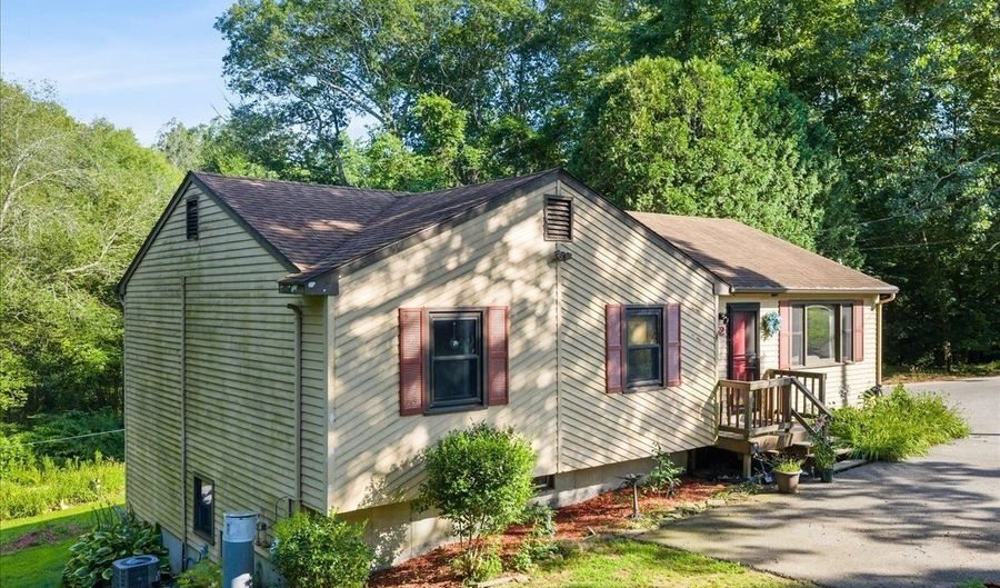 52 Singleton Rd, Chaplin, CT 06235 - 3 Beds, 3 Bath