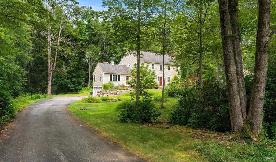 6 Winterberry Dr, Amherst, NH 03031 - 4 Beds, 3 Bath