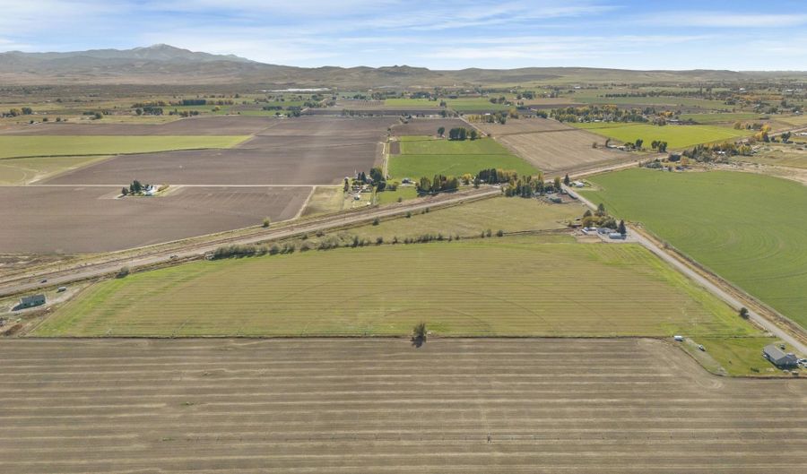 221 Cottonwood Ln, Blackfoot, ID 83221 - 3 Beds, 2 Bath