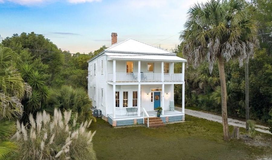 107 Ave B, Apalachicola, FL 32320 - 4 Beds, 3 Bath