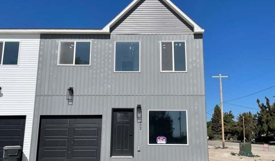 402 S 4th St, Aberdeen, ID 83210 - 3 Beds, 3 Bath