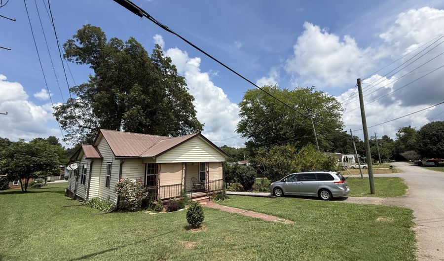 1132 Jones St, Athens, TN 37303 - 3 Beds, 1 Bath