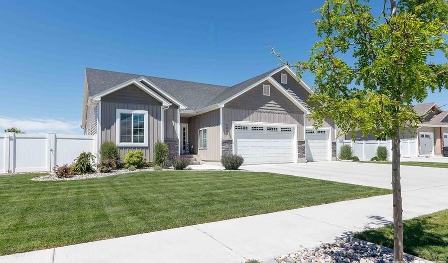 1870 47th N, Ammon, ID 83401 - 6 Beds, 3 Bath